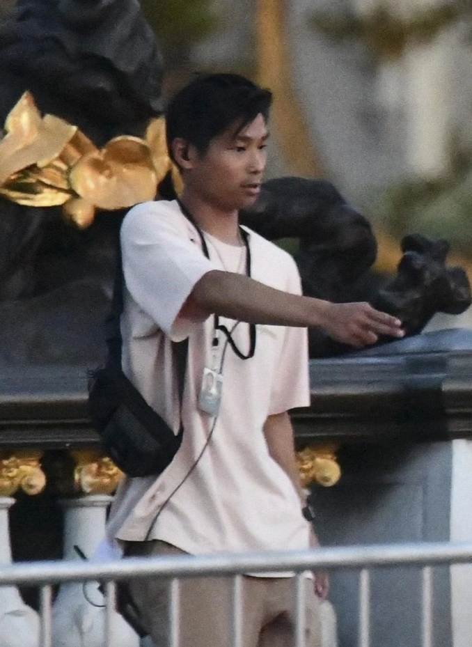 Pax Thien apareceu no set, demonstrando apoio ativo a Angelina Jolie - 4 Pax Thien xuất hiện trên phim trường, tích cực hỗ trợ Angelina Jolie - 4