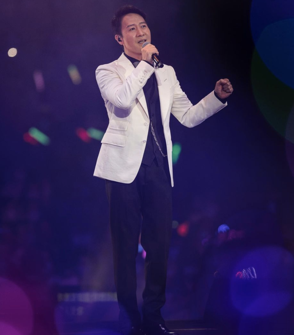 Thiên vương sở hữu lượng fan nữ hùng hậu Lê Minh phong độ ở tuổi 54 - 3 Thiên vương sở hữu lượng fan nữ hùng hậu Lê Minh phong độ ở tuổi 54 - 3