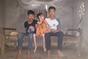 Xót xa cảnh anh trai 22 tuổi bị bại não, em 4 tuổi bị ung thư xương