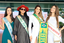 Loạt mỹ nhân quốc tế diện áo dài, háo hức khi đến Việt Nam