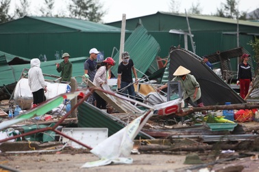 Phố biển Cửa Lò tan hoang, người dân hối hả dọn dẹp sau bão