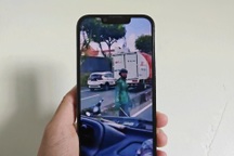 Thanh niên chặn ô tô, đập phá xe tải ở TPHCM