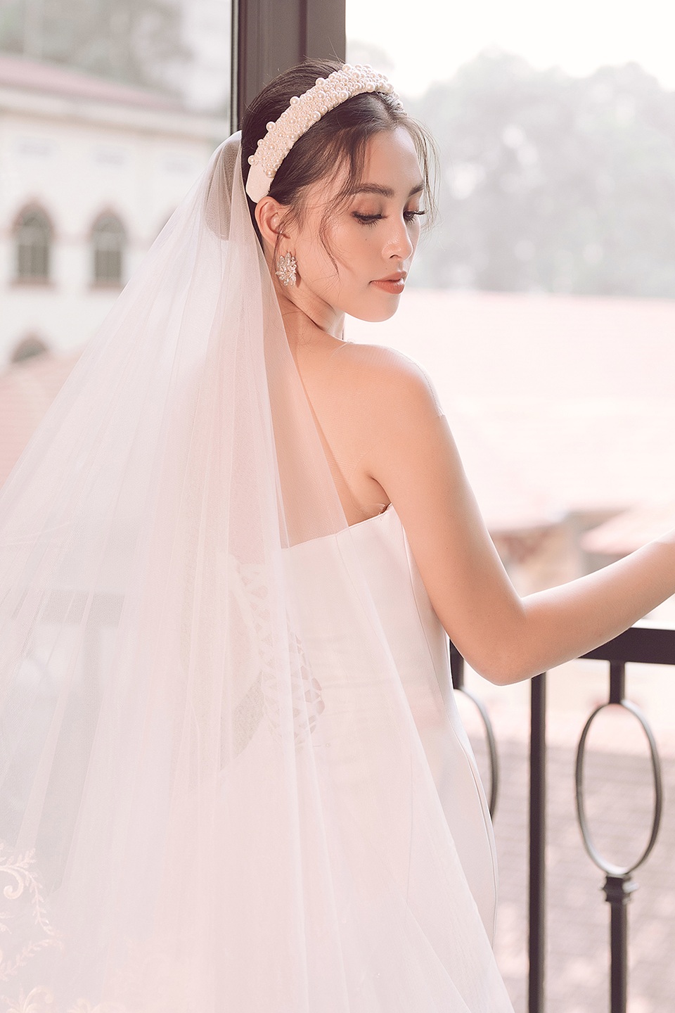 Hoa hậu Trần Tiểu Vy xinh như công chúa khi diện váy cưới - 11 Hoa hậu Trần Tiểu Vy xinh như công chúa khi diện váy cưới - 11