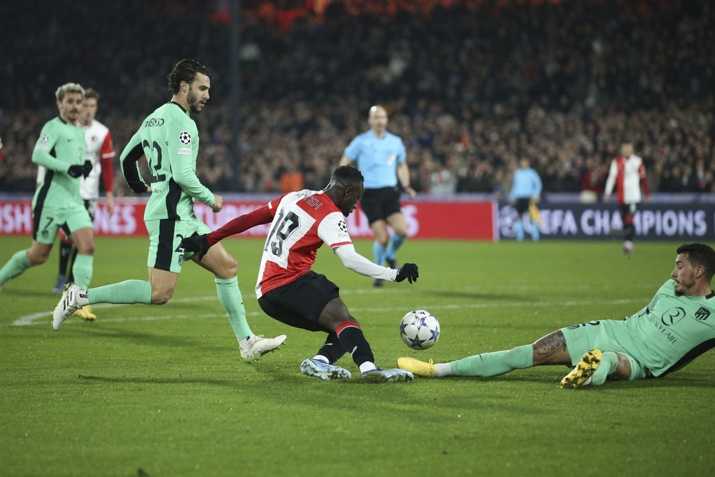 ডিফেন্ডার দুটি আত্মঘাতী গোল করলেও, ফেয়েনুর্ড অ্যাটলেটিকো মাদ্রিদের কাছে শোচনীয়ভাবে হেরে যায় - ১ Hậu vệ lập cú đúp phản lưới nhà, Feyenoord thua cay đắng Atletico Madrid - 1