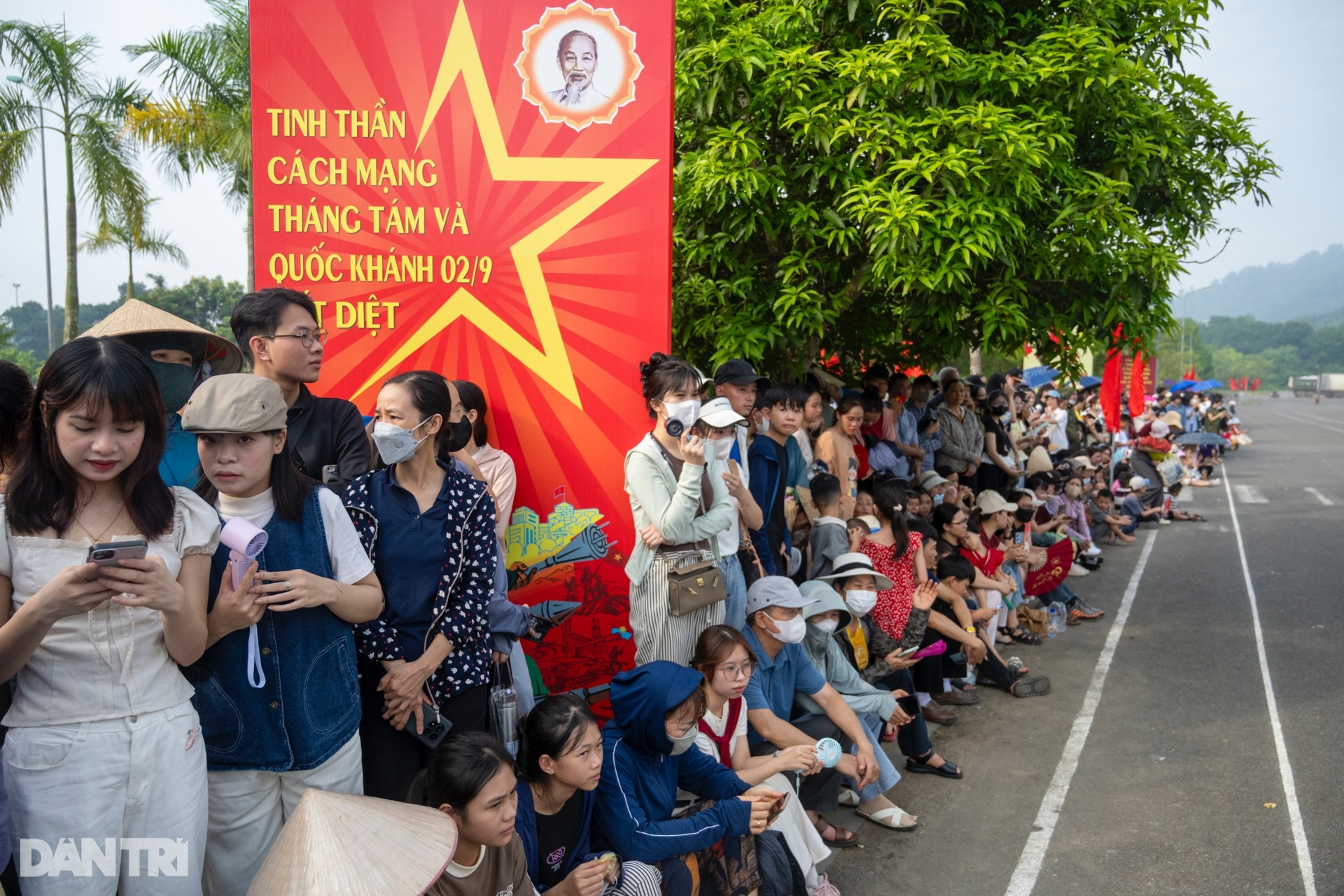 Dậy từ 3h sáng, người dân vượt trăm cây số cổ vũ các chiến sĩ tập diễu binh - 2 Dậy từ 3h sáng, người dân vượt trăm cây số cổ vũ các chiến sĩ tập diễu binh - 2