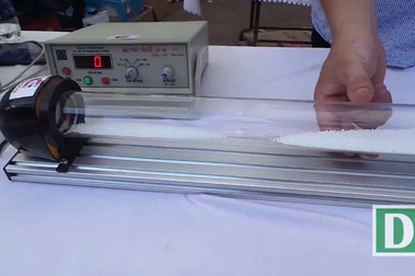 Độc chiêu khiến hàng nghìn hạt xốp bay nhảy theo nhịp điệu trong ống thuỷ tinh