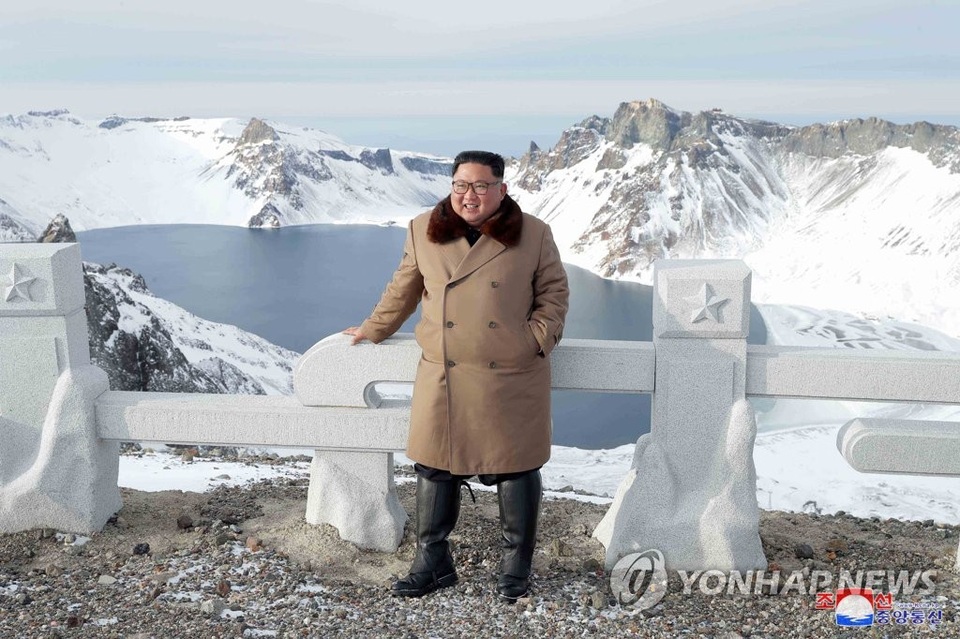 Ông Kim Jong-un và phu nhân cưỡi bạch mã thăm núi thiêng - 1 Ông Kim Jong-un và phu nhân cưỡi bạch mã thăm núi thiêng - 1