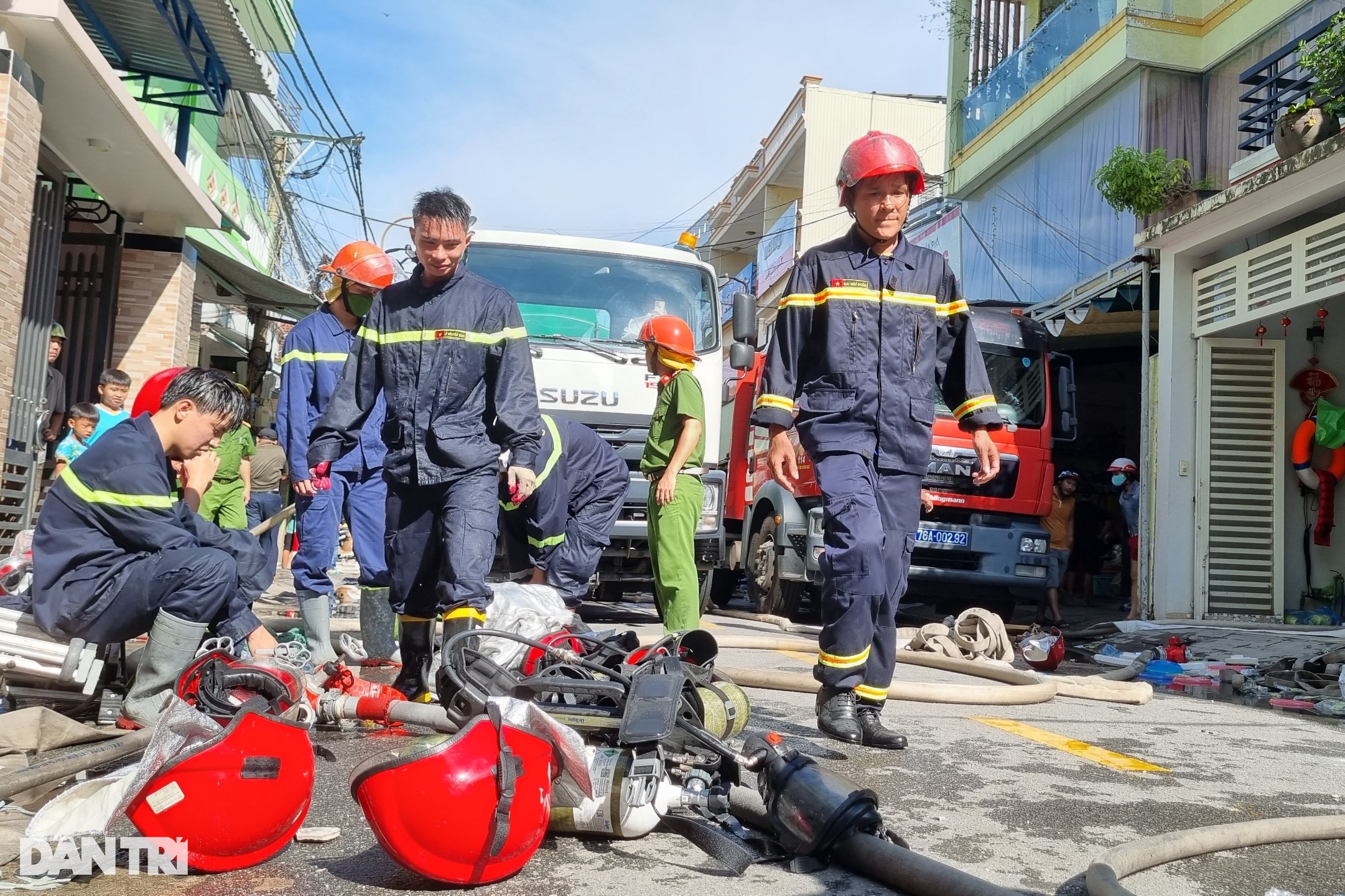 Lửa bốc ngùn ngụt, thiêu rụi nhà 3 tầng - 3