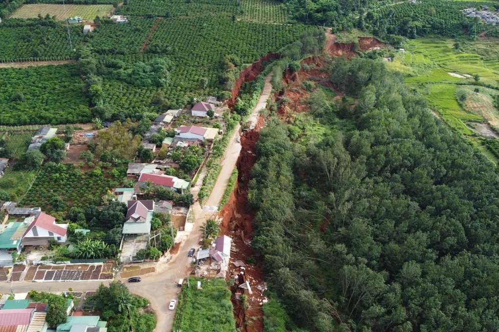 Vụ đường bị xẻ đôi nhiều năm chưa khắc phục: Sạt lở nuốt chửng nhà dân - 1 Vụ đường bị xẻ đôi nhiều năm chưa khắc phục: Sạt lở nuốt chửng nhà dân - 1