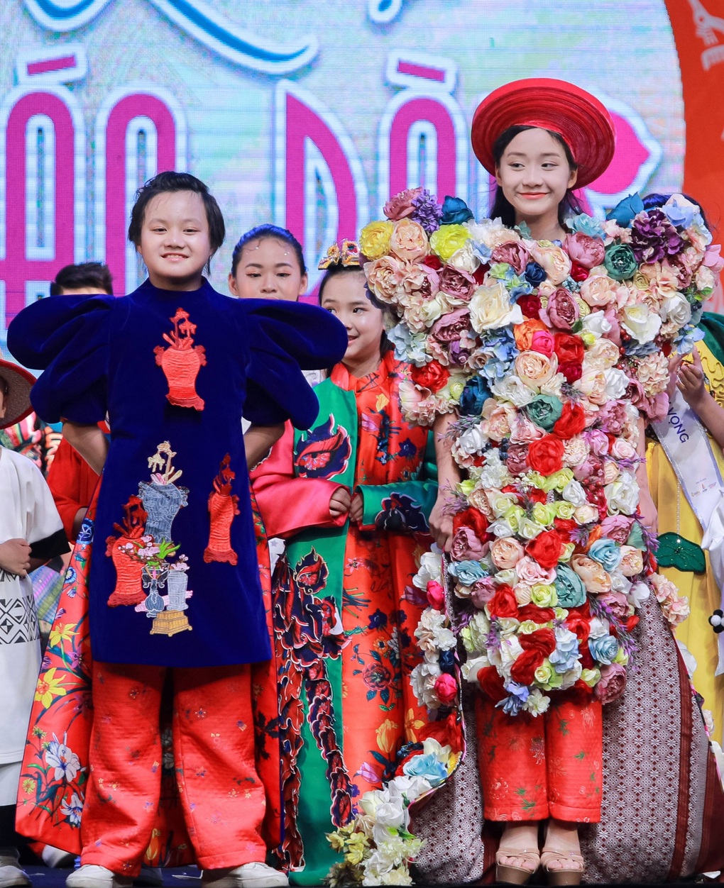 2 người mẫu nhí giành Quán quân Đại sứ Áo dài Trẻ em Việt Nam - 17 2 người mẫu nhí giành Quán quân Đại sứ Áo dài Trẻ em Việt Nam - 17