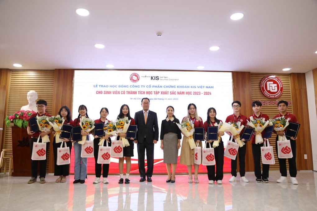 Chứng khoán KIS trao học bổng cho sinh viên với tổng giá trị 600 triệu đồng - 3 Chứng khoán KIS trao học bổng cho sinh viên với tổng giá trị 600 triệu đồng - 3