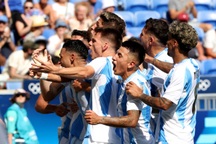 Thắng thuyết phục Iraq, Argentina sống dậy hy vọng đi tiếp