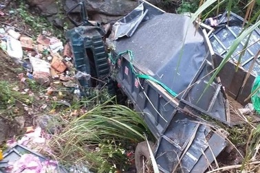 Xe tải lao xuống vực sâu hàng chục mét, 2 người chết, một người bị thương