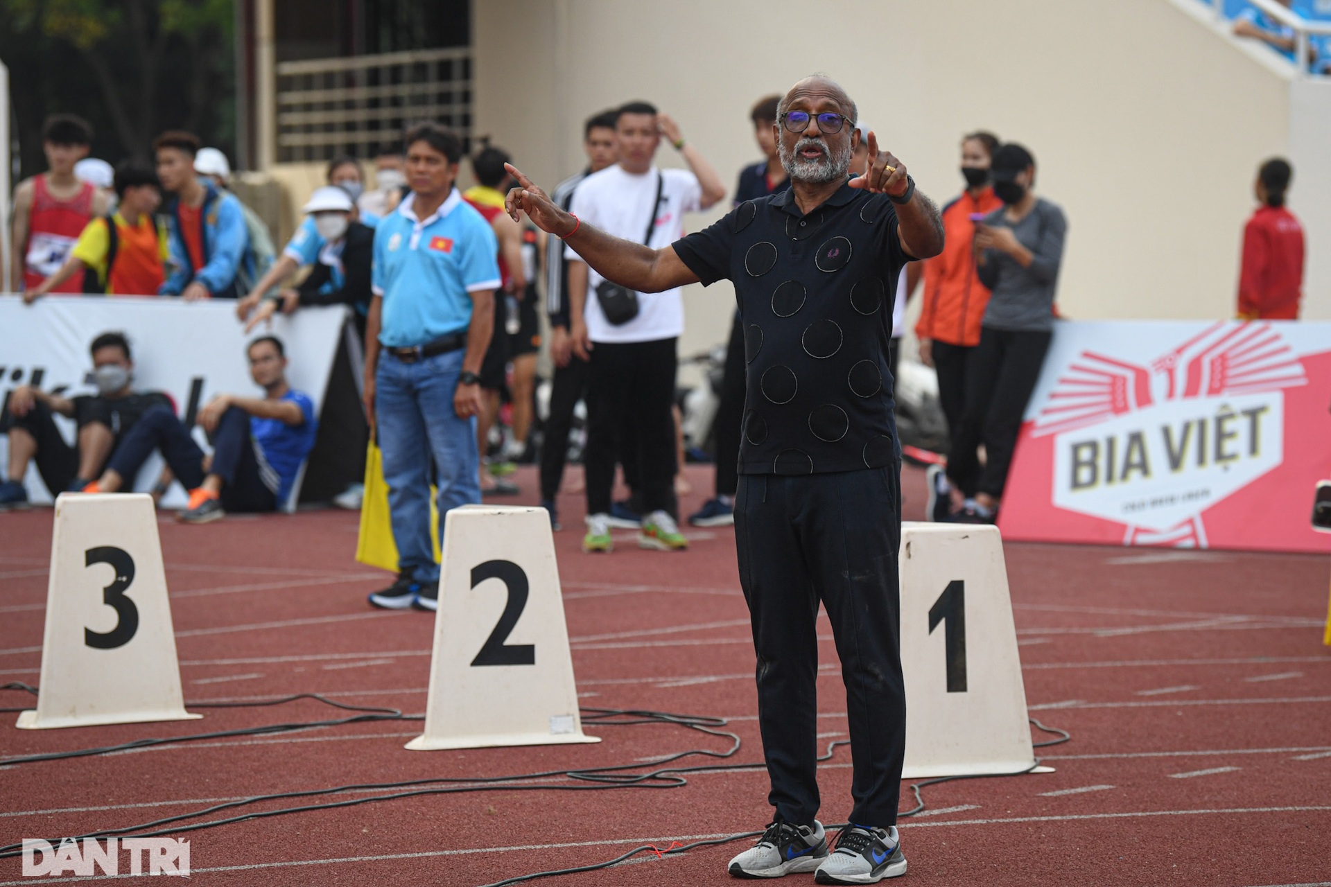 Quách Công Lịch bất ngờ nằm sân, bỏ thi tại giải điền kinh tiền SEA Games - 15 Quách Công Lịch bất ngờ nằm sân, bỏ thi tại giải điền kinh tiền SEA Games - 15