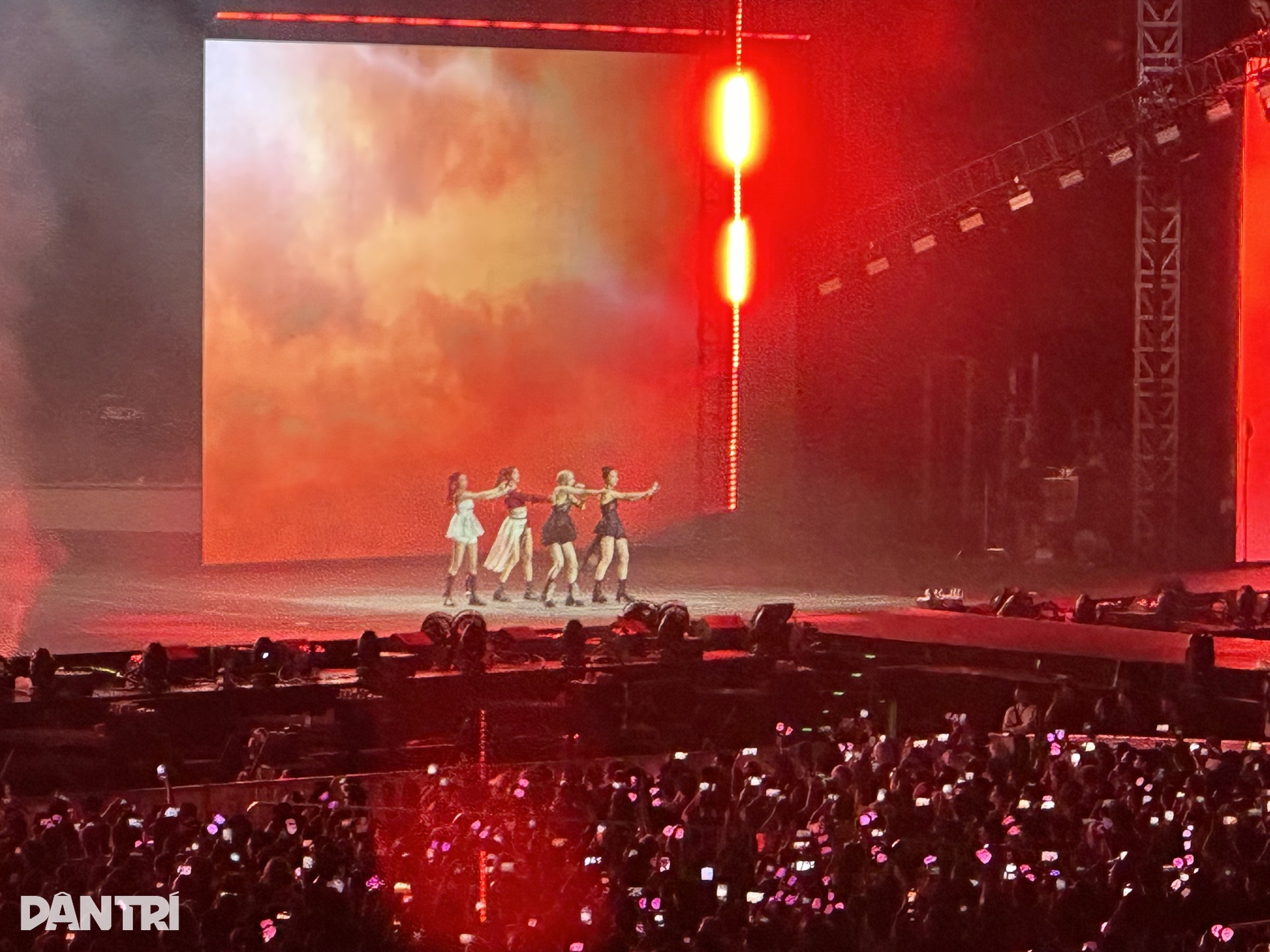 Blackpink chiều lòng khán giả Việt trong đêm nhạc 30.000 người xem - 10 Blackpink chiều lòng khán giả Việt trong đêm nhạc 30.000 người xem - 10