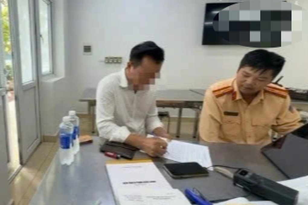 Chuyển làn cao tốc quên xi nhan, tài xế ô tô con bị phạt 5 triệu đồng - 1 Chuyển làn cao tốc quên xi nhan, tài xế ô tô con bị phạt 5 triệu đồng - 1