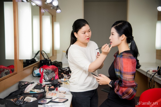 Hậu trường đi dẫn của Hải Vân - nữ MC xinh đẹp nhất nhì VTV24: 1 ngày thay gần chục bộ đồ, đóng máy quay lúc 6h sáng - Ảnh 8. Hậu trường đi dẫn của Hải Vân - nữ MC xinh đẹp nhất nhì VTV24: 1 ngày thay gần chục bộ đồ, đóng máy quay lúc 6h sáng - Ảnh 8.