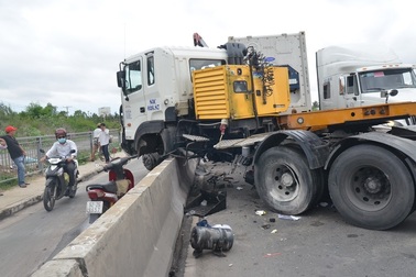 Cầu “biểu tượng” ở Sài Gòn tê liệt vì xe đầu kéo gặp nạn