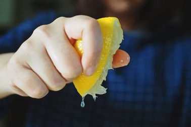 Những tác hại khi uống quá nhiều nước chanh