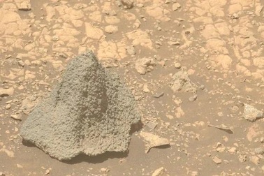 Xe tự hành Perseverance của NASA phát hiện “mũ bảo hiểm” bí ẩn trên Sao Hỏa