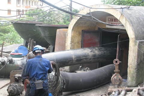 Bục túi nước, 4 công nhân mỏ mắc kẹt dưới lòng đất