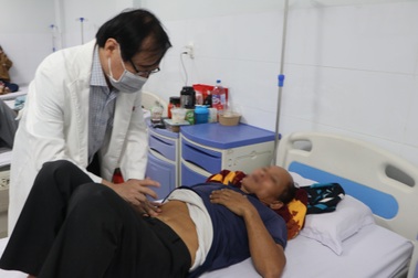 Bộ Y tế chỉ đạo khẩn làm rõ vụ 55 người nhập viện nghi do ăn bánh mì
