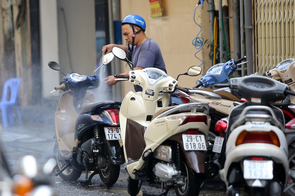 Hà Nội: Rửa xe 200 nghìn đồng/lượt, khách vẫn ùn ùn xếp hàng - 13 Hà Nội: Rửa xe 200 nghìn đồng/lượt, khách vẫn ùn ùn xếp hàng - 13