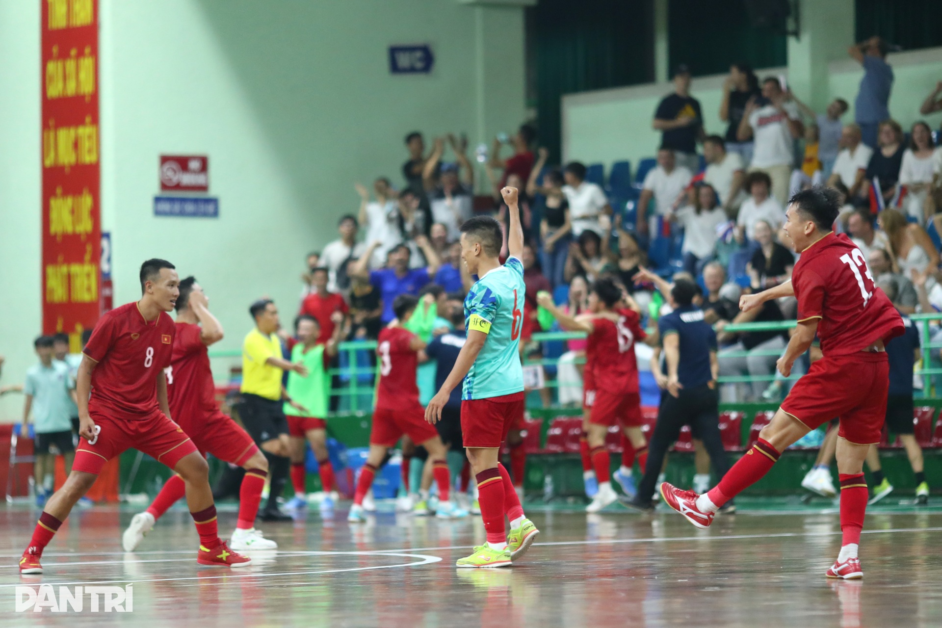 Tuyển futsal Việt Nam lội ngược dòng gỡ hòa 3-3 trước Nga - 13 Tuyển futsal Việt Nam lội ngược dòng gỡ hòa 3-3 trước Nga - 13