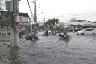 Mưa lớn buổi sáng khiến nhiều tuyến đường ở Cà Mau ngập sâu