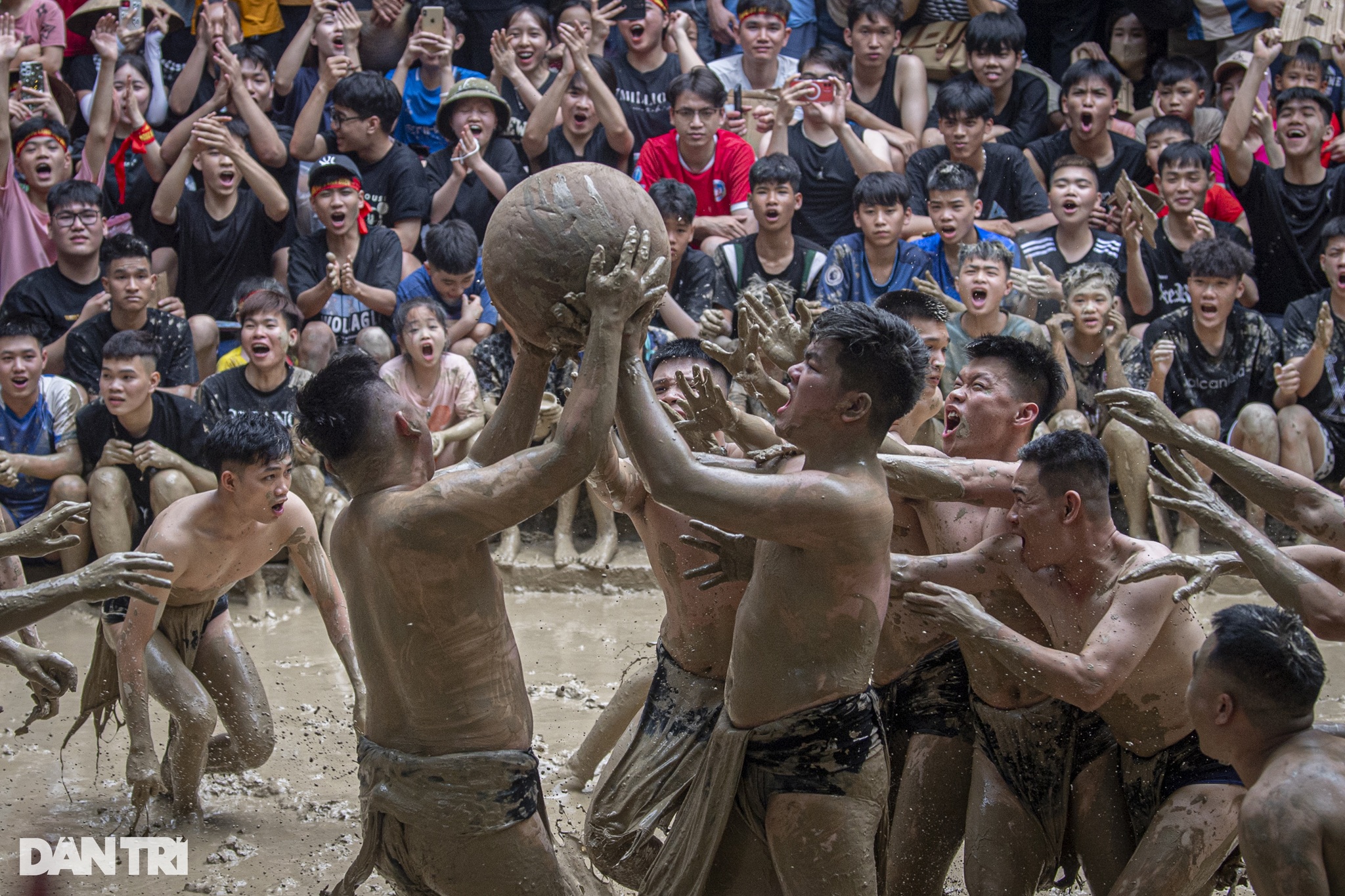 Hàng nghìn người lấm lem bùn đất hào hứng cổ vũ hội vật cầu ở Bắc Giang - 3