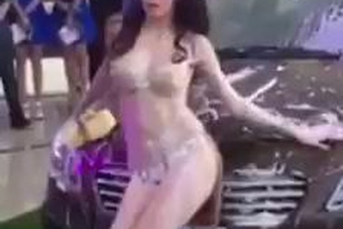Màn rửa xe “nóng bỏng” ngay trong triển lãm xe