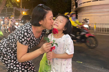 Hơn 1.000 bông hồng miễn phí trên vỉa hè "tặng người bạn yêu thương"