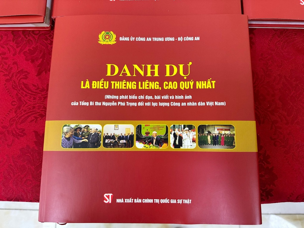 Ra mắt cuốn sách Danh dự là điều thiêng liêng, cao quý nhất - 1 Ra mắt cuốn sách Danh dự là điều thiêng liêng, cao quý nhất - 1
