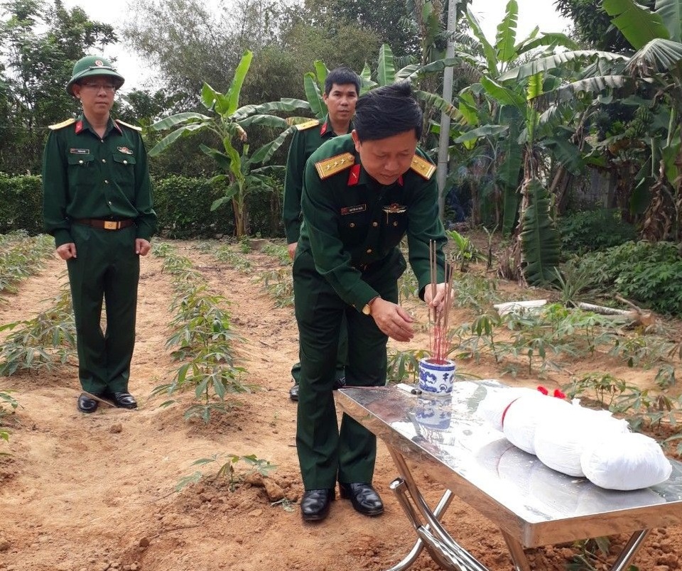 Cất bốc 2 hài cốt liệt sĩ trong vườn nhà dân - 1 Cất bốc 2 hài cốt liệt sĩ trong vườn nhà dân - 1