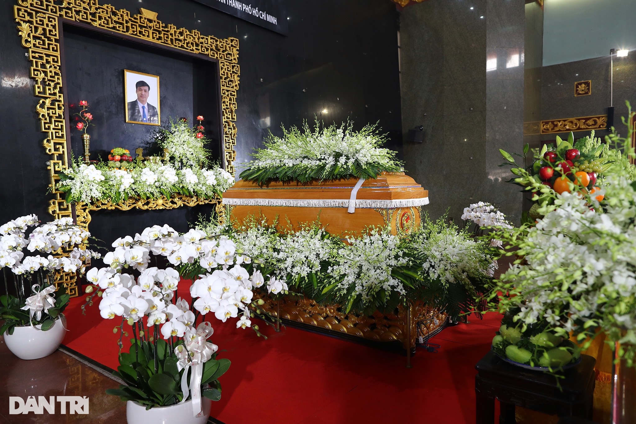 Chủ tịch nước Nguyễn Xuân Phúc đến viếng Phó Chủ tịch TPHCM Lê Hòa Bình - 13 Chủ tịch nước Nguyễn Xuân Phúc đến viếng Phó Chủ tịch TPHCM Lê Hòa Bình - 13