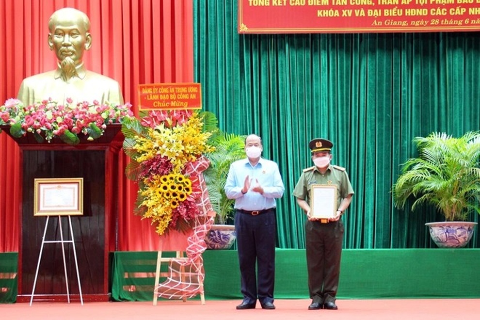 Bộ Công an thưởng nóng vụ phá đường dây đánh bạc hàng trăm tỷ đồng - 2 Bộ Công an thưởng nóng vụ phá đường dây đánh bạc hàng trăm tỷ đồng - 2