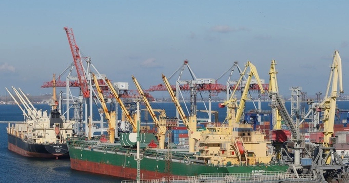 Các tàu chở hàng tại cảng Odessa của Ukraine ở Biển Đen vào tháng 11/2016 (Ảnh: Reuters).