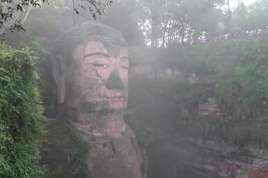 Khám phá sự hùng vĩ của bức tượng Lạc Sơn Đại Phật từ trên cao