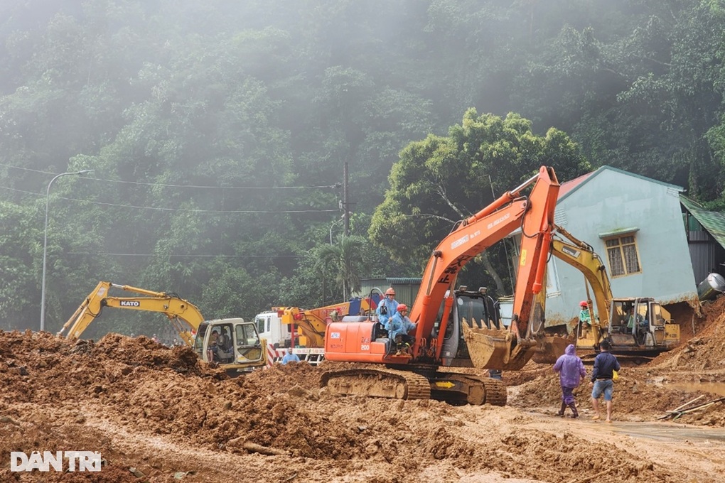 Hình ảnh cán bộ chiến sĩ CSGT làm nhiệm vụ ở đèo Bảo Lộc trước lúc hy sinh - 2 Hình ảnh cán bộ chiến sĩ CSGT làm nhiệm vụ ở đèo Bảo Lộc trước lúc hy sinh - 2