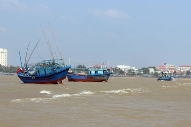 Tàu chìm giữa biển, 5 ngư dân may mắn được cứu sống