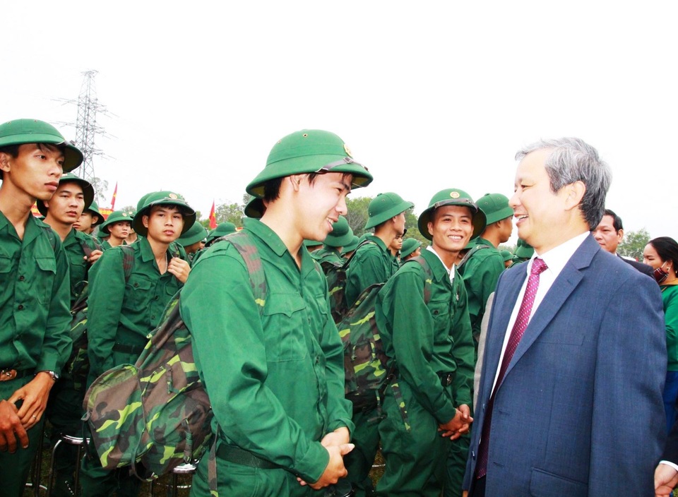 Huế: Nữ tân binh duy nhất trong số hơn 1.300 thanh niên nhập ngũ - 6 Huế: Nữ tân binh duy nhất trong số hơn 1.300 thanh niên nhập ngũ - 6