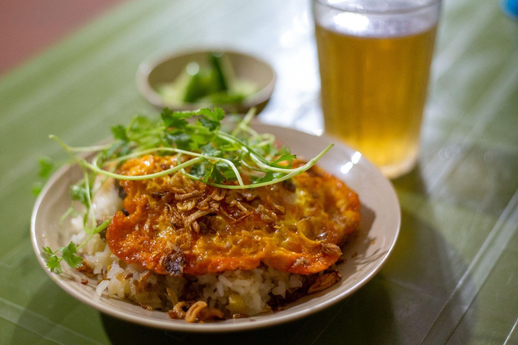 Unique sticky rice shop with peach cheek meat, helping the Hanoi owner sell his goods uncontrollably - 2