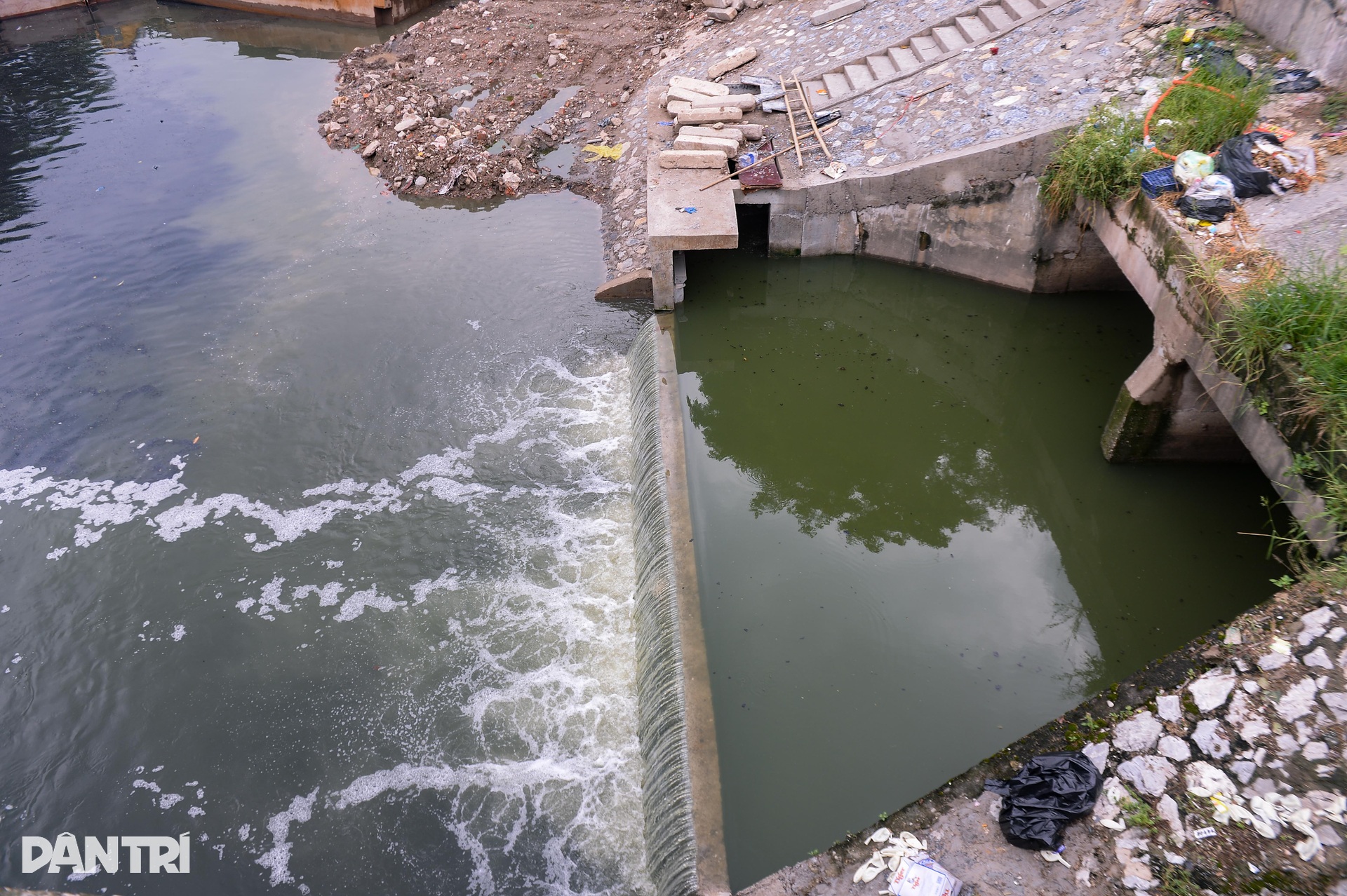 Dòng nước hôi thối vẫn ồ ạt chảy vào sông Tô Lịch trước ngày hồi sinh - 9