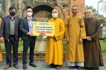 Tổ đình Kim Liên và quý phật tử ủng hộ 150 triệu đồng xây dựng cầu Dân trí