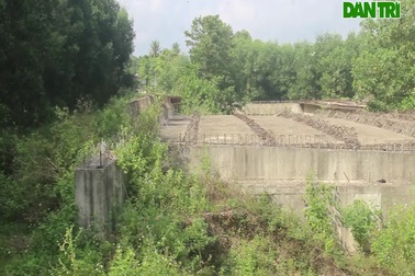 Hàng loạt cây cầu tiền tỷ "ngủ quên"