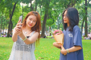 Nghỉ lễ, người dân TPHCM trải bạt kín công viên từ 6h sáng để uống cà phê