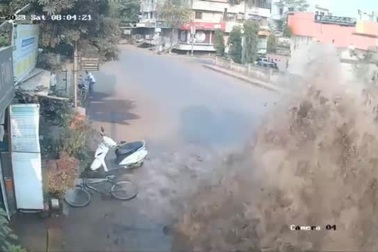 Khoảnh khắc mặt đường đột ngột bị vỡ như trong phim thảm họa