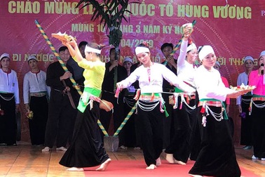 Thanh niên bản Mường biểu diễn thời trang nhân ngày giỗ Tổ Hùng Vương