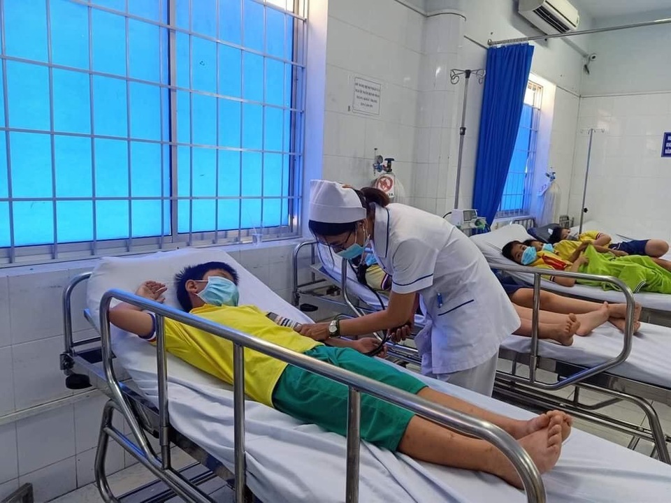 Hơn 40 học sinh tiểu học nhập viện nghi ngộ độc thực phẩm - 2 Hơn 40 học sinh tiểu học nhập viện nghi ngộ độc thực phẩm - 2
