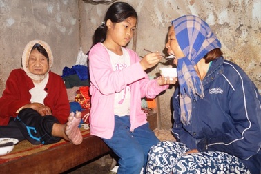 Đau nhói lòng cảnh bé gái 10 tuổi cơ cực nuôi mẹ tâm thần và cụ bại liệt